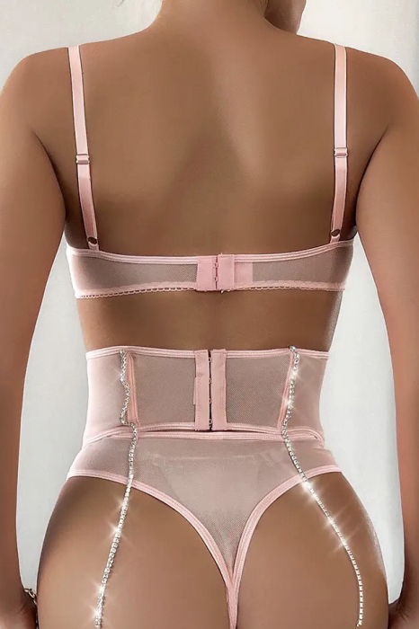 Dettaglio del set di lingerie con reggiseno, perizoma e giarrettiera