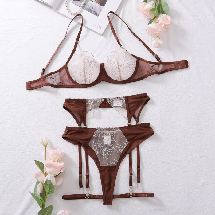 Set lenjerie intima din dantela fina, format din 4 piese: sutien, chilot, portjartier si jartiere. [4]