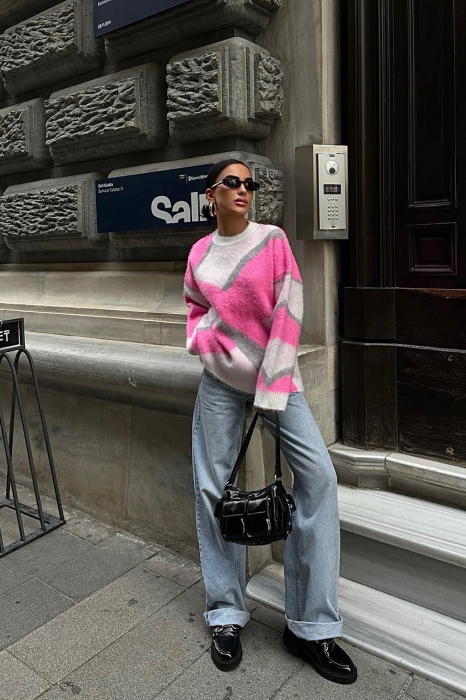 Pulover oversize cu detalii gri si roz [3]