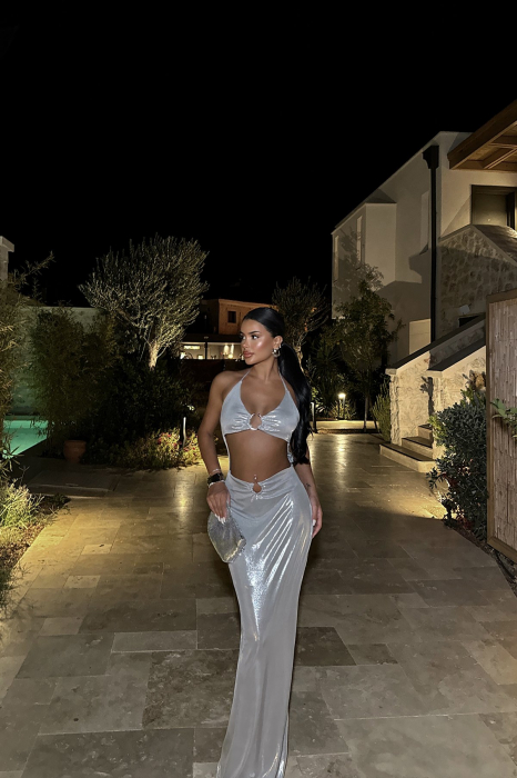 Rochie Lunga Argintie cu Decupaj Frontal și Accesorii Metalice [5]