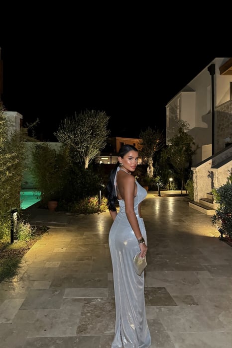 Rochie Lunga Argintie cu Decupaj Frontal și Accesorii Metalice [3]