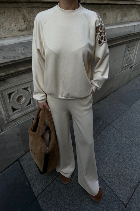 Set din tricot format din pantaloni evazati si bluza cu decupaj [8]