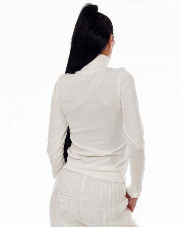 Bluza tip helanca pe gat cu maneci usor evazate. [3]