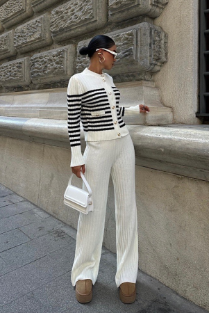 Compleu casual-elegant cu dungi si pantaloni drepti [1]