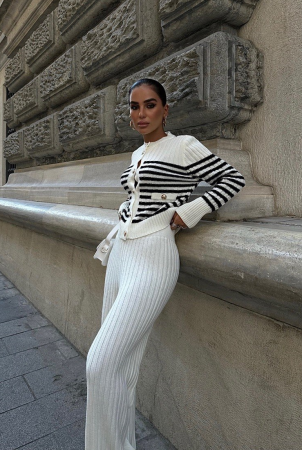 Compleu casual-elegant cu dungi si pantaloni drepti [2]