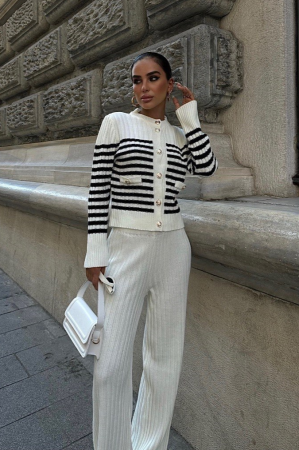 Compleu casual-elegant cu dungi si pantaloni drepti [3]