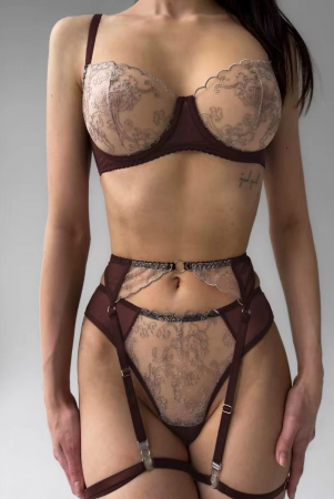 Set lenjerie 4 piese - Set lenjerie intima din dantela fina, format din 4 piese: sutien, chilot, portjartier si jartiere.