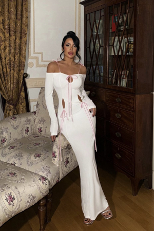 Rochie Alba Lunga cu Fundite Roz si Decupaj Lateral [2]