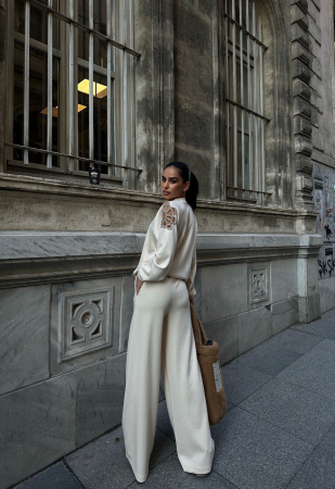 Set din tricot format din pantaloni evazati si bluza cu decupaj [1]