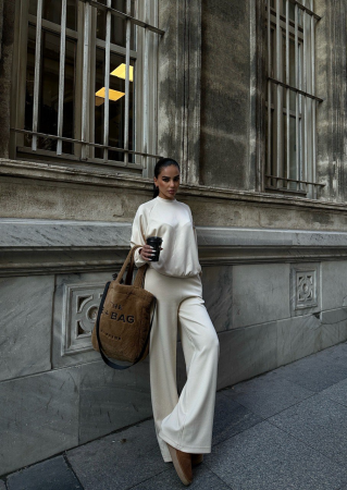 Set din tricot format din pantaloni evazati si bluza cu decupaj [4]