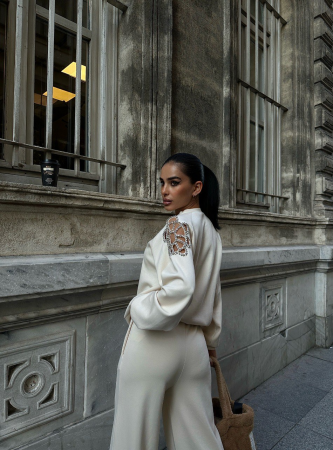 Set din tricot format din pantaloni evazati si bluza cu decupaj [3]