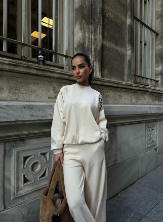 Set din tricot format din pantaloni evazati si bluza cu decupaj [0]