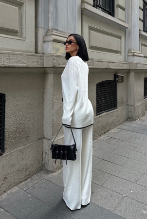 Set format din pantaloni evazati si bluza cu snur [3]