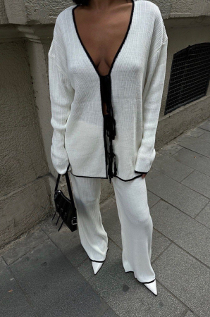 Set format din pantaloni evazati si bluza cu snur [0]