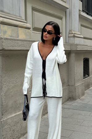 Set format din pantaloni evazati si bluza cu snur [1]