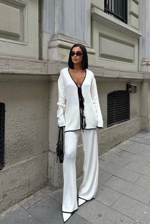 Set format din pantaloni evazati si bluza cu snur [2]