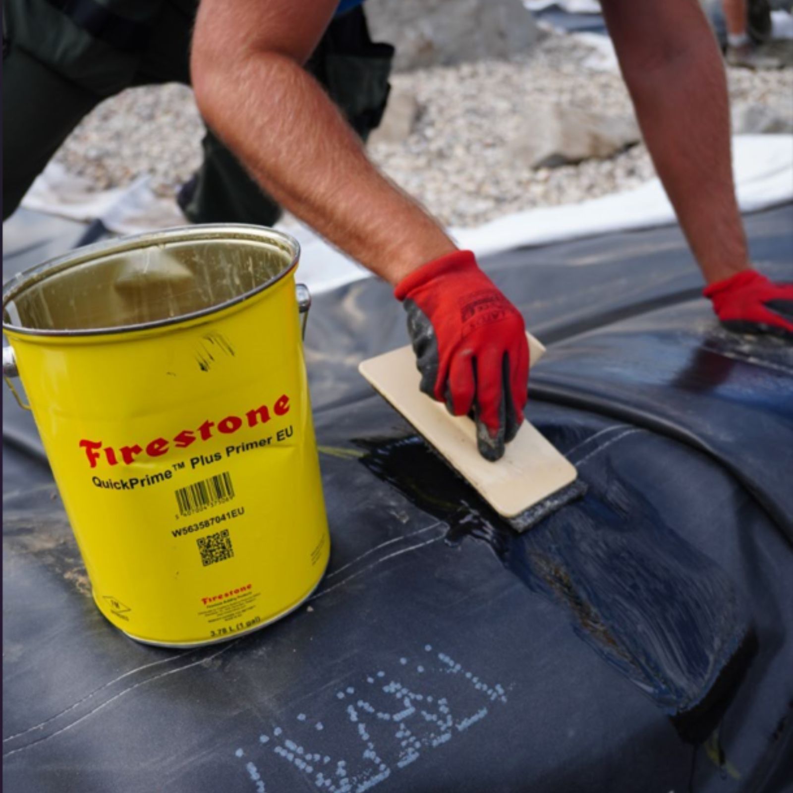 Aplicare QuickPrime Plus pe membrana EPDM