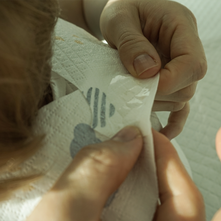 Kit: bavete de unica folosinta pentru copii 10buc, servetele uscate din bambus hipoalergenice & biodegradabile x100buc, suport de masa de unica folosinta 30x40 cm x30buc, Apfia Care [7]