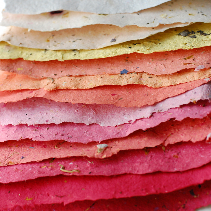 Martisor rățușcă din hârtie plantabila cu  insertii de semințe și petale de flori [3]