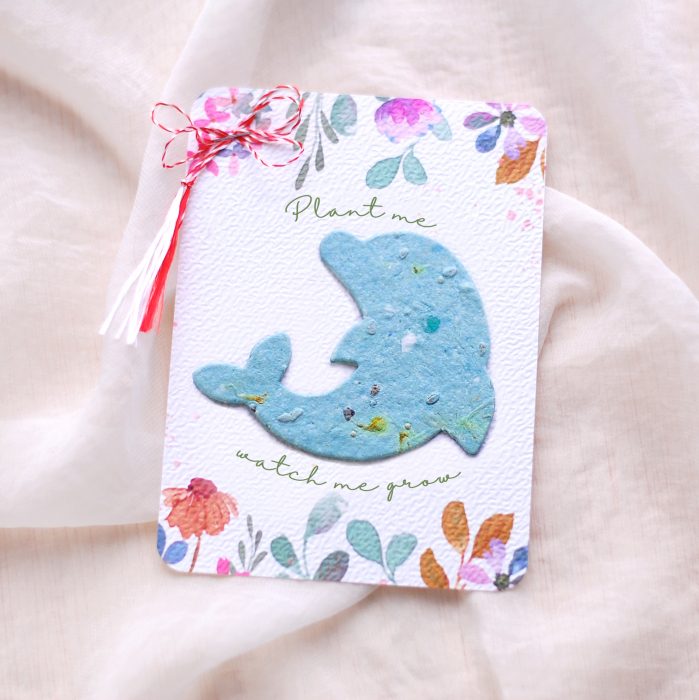 Martisor delfin  din hârtie plantabila cu  insertii de semințe și petale de flori [2]