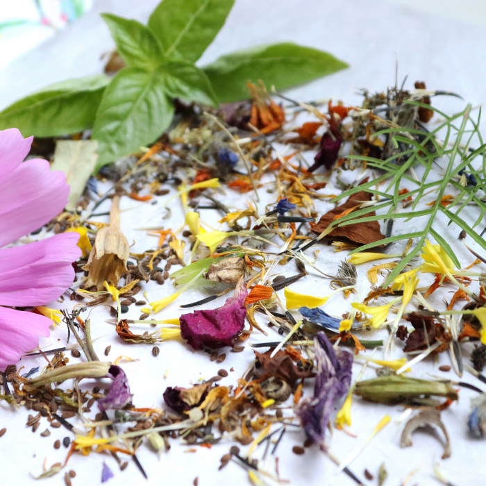 Mărțișor floare din hârtie plantabila cu  insertii de semințe și petale de flori [3]