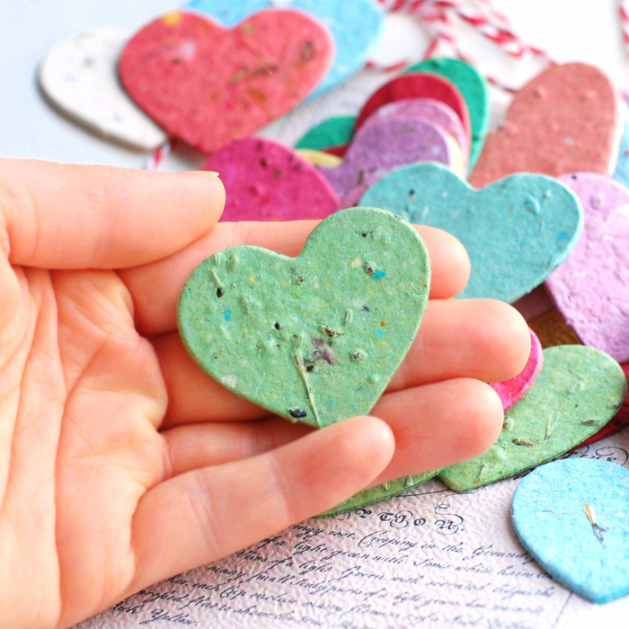 Martisor inima hartie plantabila cu seminte si petale de flori [3]