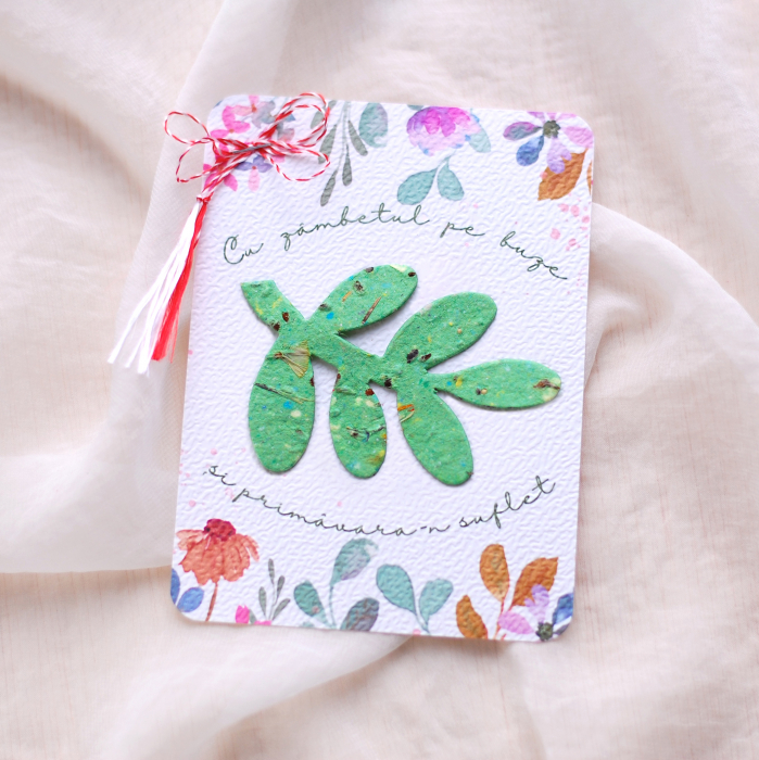 Martisor verdeata din hârtie plantabila cu  insertii de semințe și petale de flori [1]