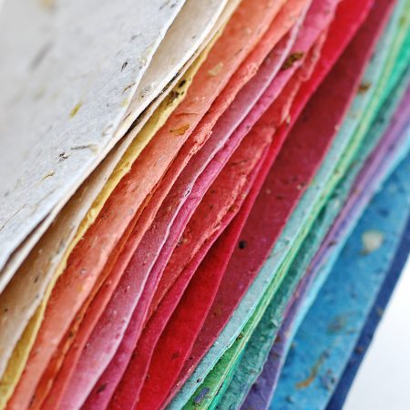 Martisor frunza din hârtie plantabila cu  insertii de semințe și petale de flori [3]