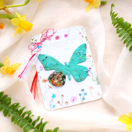 Martisor fluturas din hârtie plantabila cu  insertii de semințe și petale de flori [1]