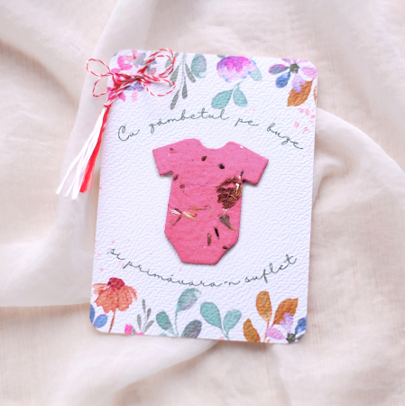 Martisoare - Mărțișor hăinuță copii din hârtie plantabila cu  insertii de semințe și petale de flori