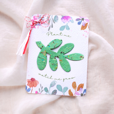 Martisor verdeata din hârtie plantabila cu  insertii de semințe și petale de flori [1]