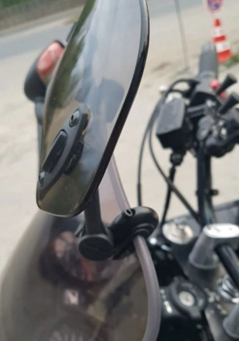 Deflector parbriz reglabil cu doua prinderi [3]