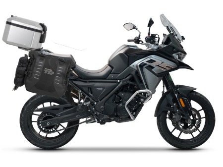 TRANSPORT & DEPOZITARE - Set complet de genti laterale adventure SHAD TERRA TR40 si topcase din aluminiu SHAD TERRA 37L, incluzand kitul de montaj SHAD Voge 650DS / 650DSX