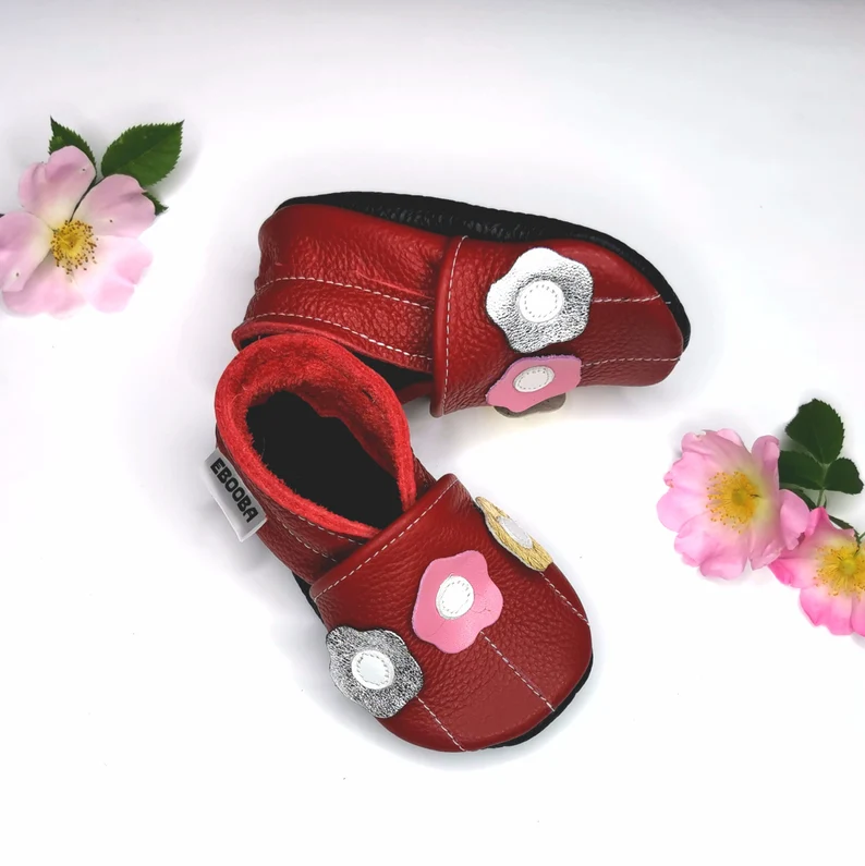 Botosei Fetite - Botosei din piele naturala, cu Model FLORI ROSU.