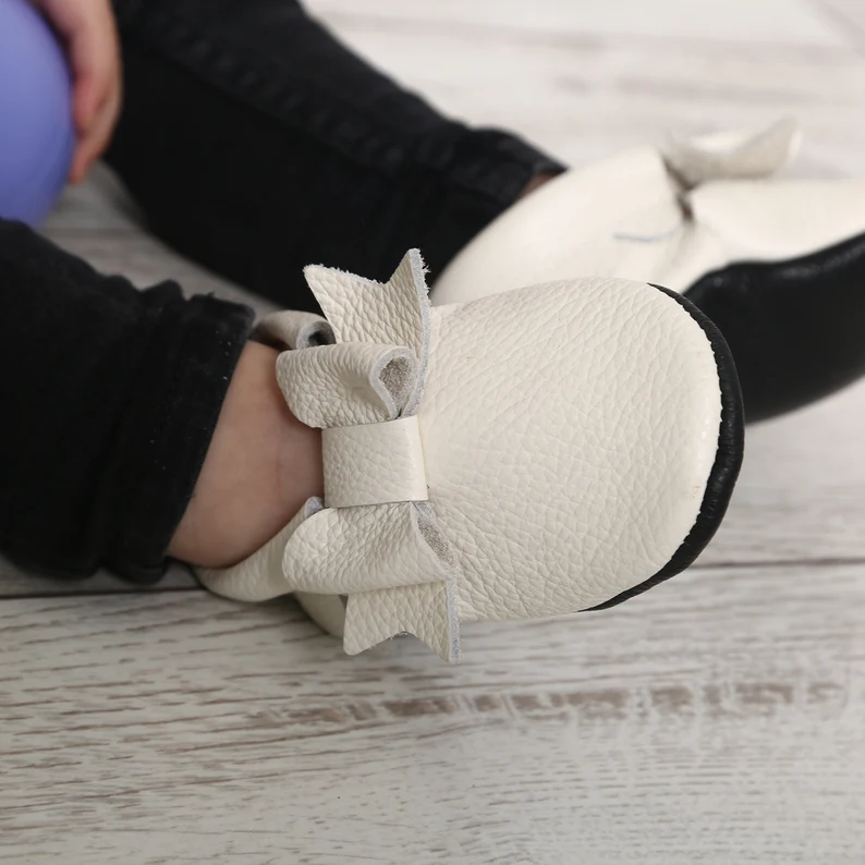 Botosei din piele naturala, cu Model FUNDITA ALB. [12]