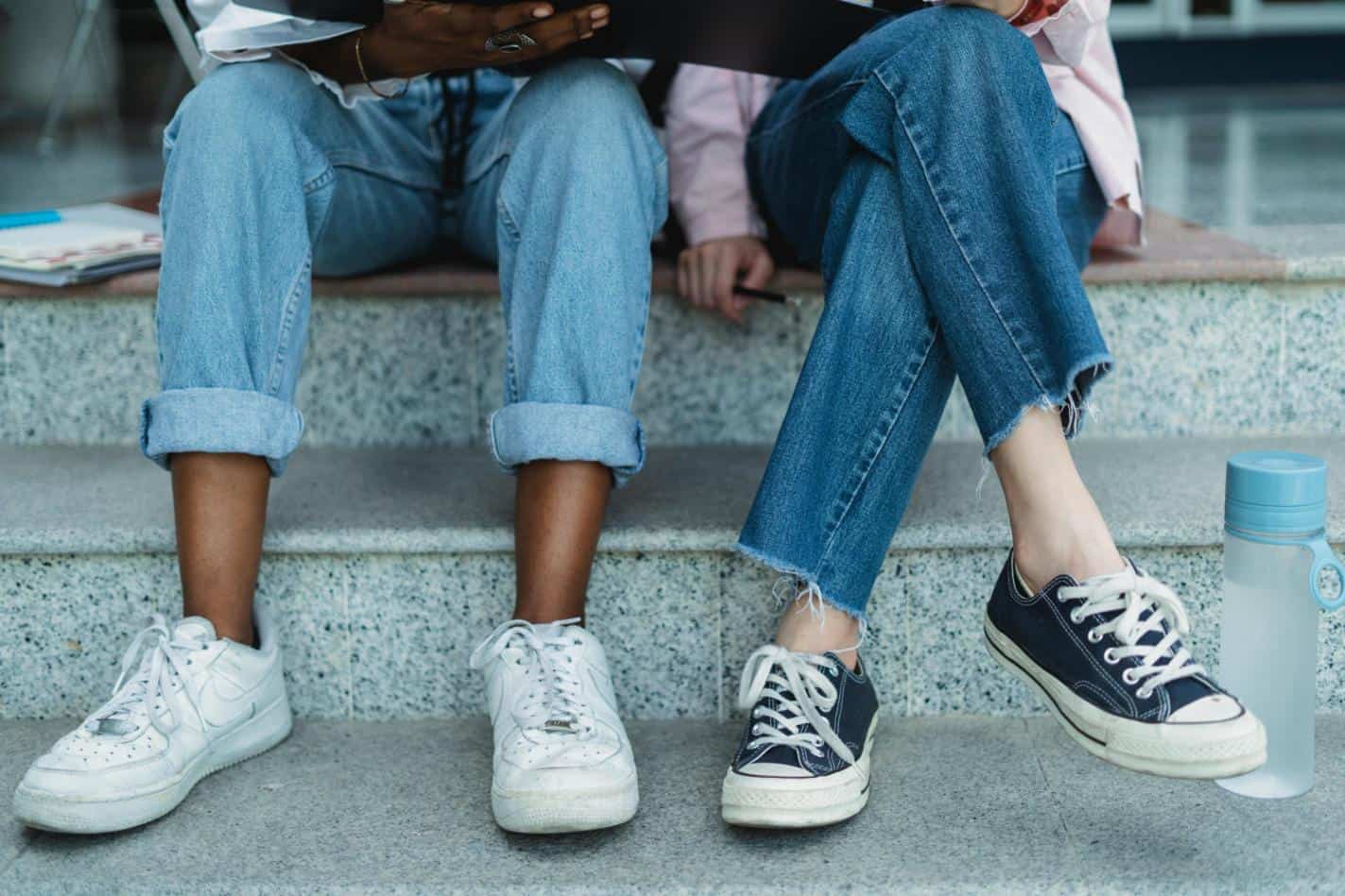Adidași pentru blugi la bărbați și femei - pentru ce sneakersi trebuie să optezi, în funcție de stilul pe care vrei să-l obții?
