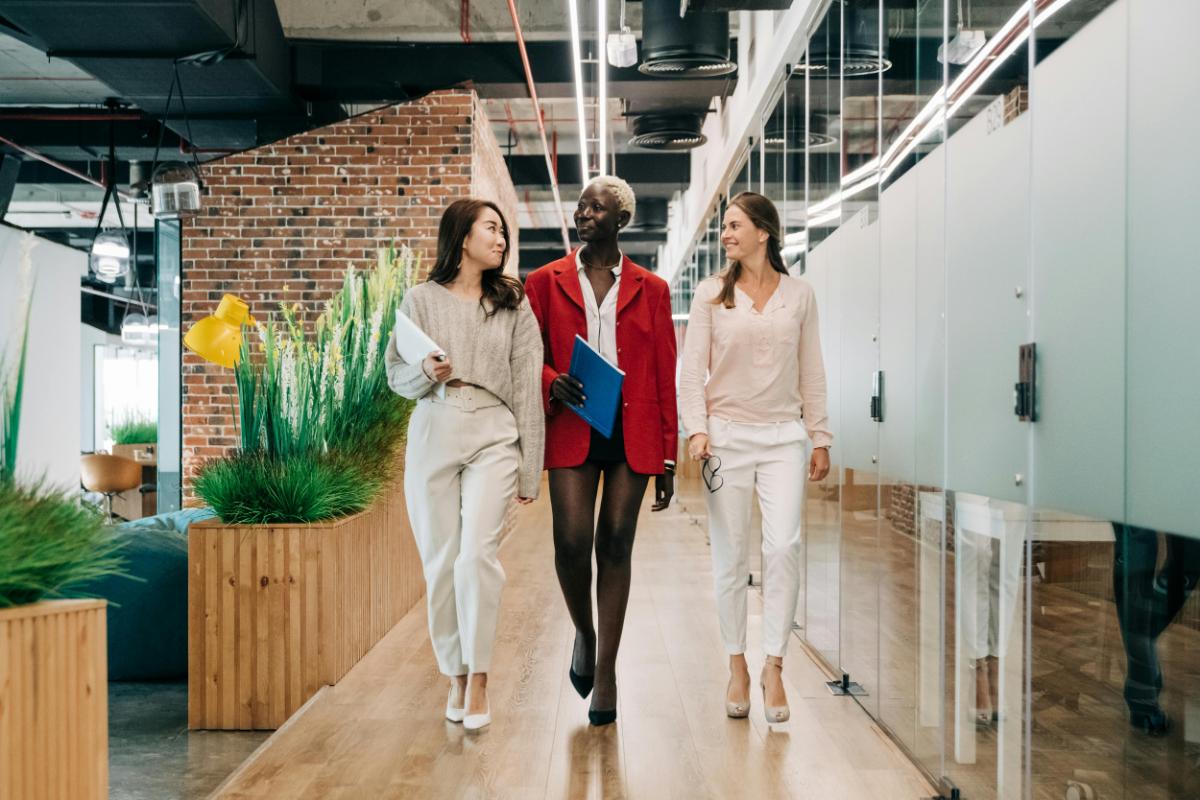 Ținute office casual de damă - cum să le creezi pentru a te simți confortabil la locul de muncă
