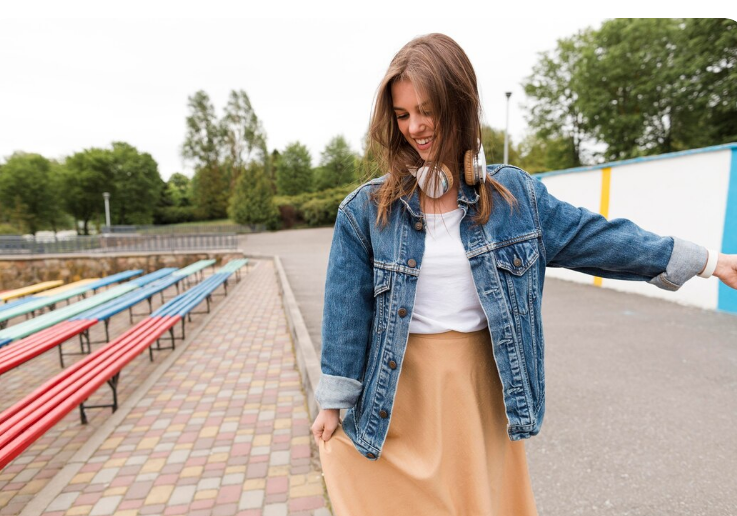 fata cu adidasi si rochie