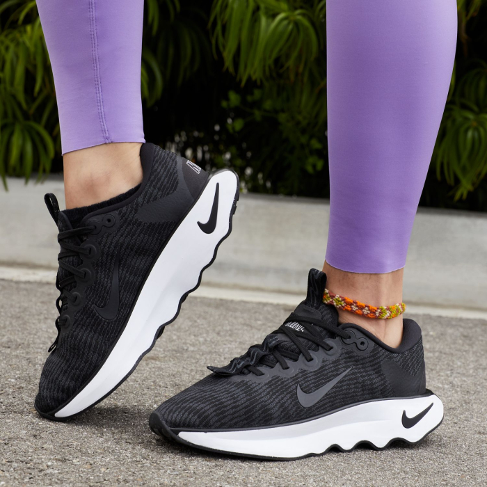 Nike Pantofi sport Nike Wmns Motiva - sneakerit.ro [13]