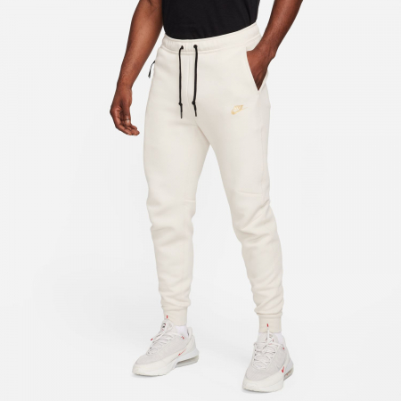 Haine Sport Barbati - Pantaloni Nike M Tech Feelce Jogger + sneakerit.ro