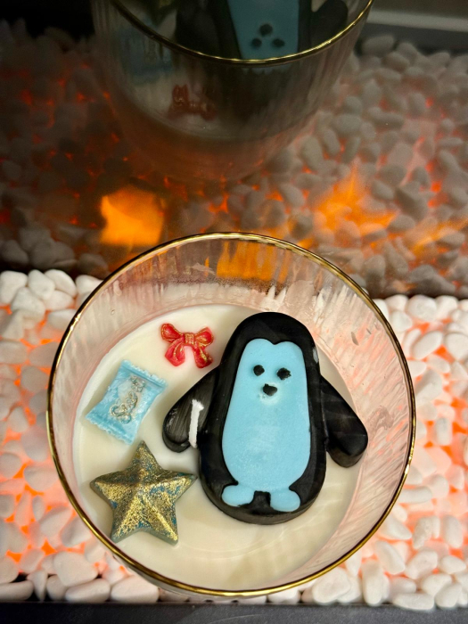 "  Lumanare Hand Made ornata cu pinguin , tematica de craciun, parfumata 5cm x 10 cm [1]