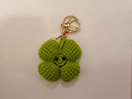 Traditionale - Crosetate - Breloc Trifoi cu Patru Foi – Noroc Croșetat cu Zâmbet