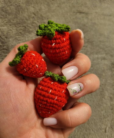 Traditionale - Crosetate - Martisor/ Breloc - Capsuna Crosetat Hand Made