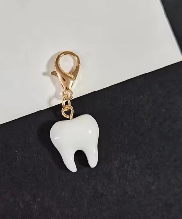 Martisoare - Zâmbet la purtător – Mārțişor breloc cu personalitate dentară!