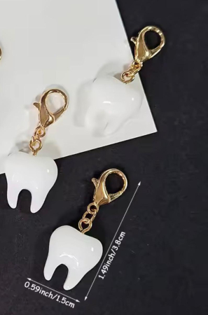 Zâmbet la purtător – Mārțişor breloc cu personalitate dentară! [1]