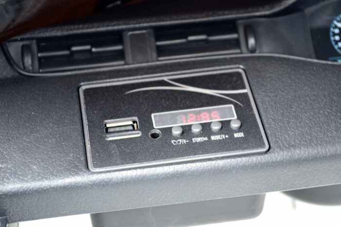 Masinuta electrica cu licenta Range Rover 4x4, 140W 12V, scaun tapitat, alb [11]