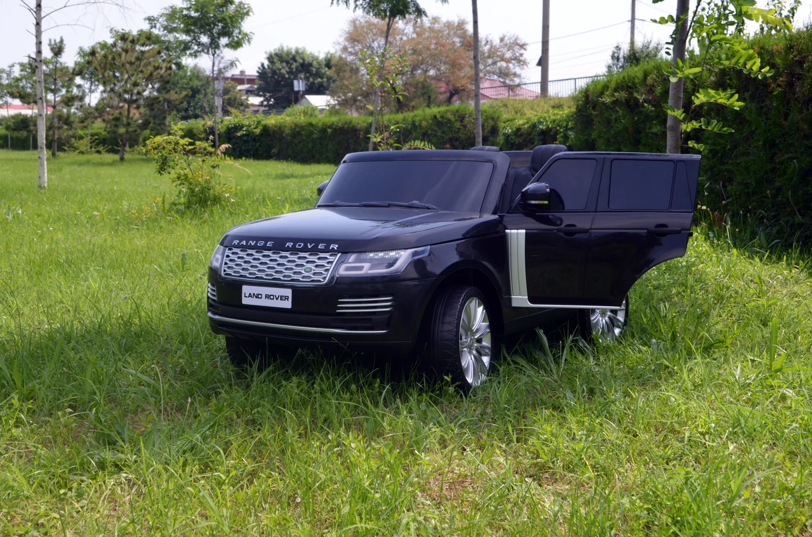 Masinuta electrica copii Range Rover Vogue HSE, 4x4, 180W, echipare DELUXE, player MP4, neagra [1]