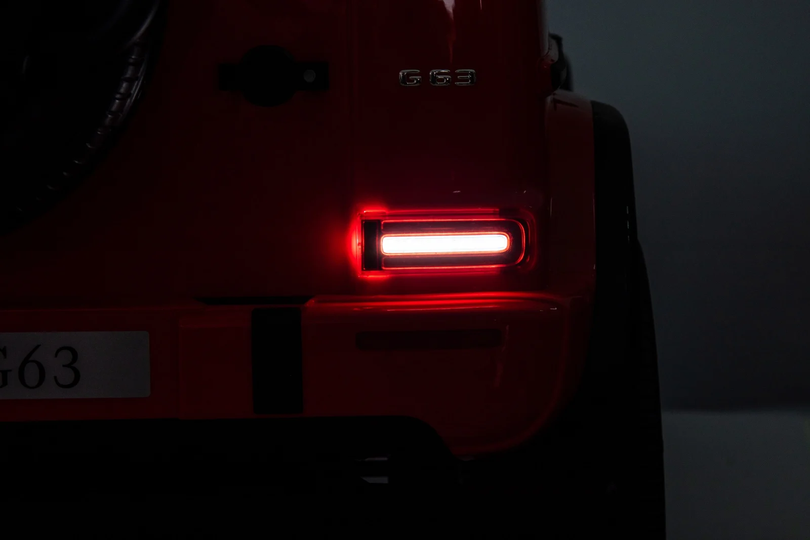 Masinuta electrica Mercedes G63, cu 2 locuri, 4x4, 800W, 24V 14Ah, MP4, neagra [6]