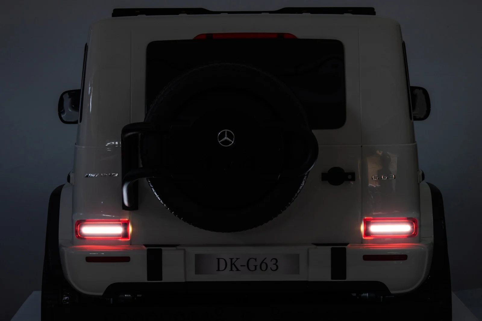 Licensed ride-on car for children Mercedes G63, with 2 seats, 4x4, 800W, 24V-14Ah, Mp3, white [3]