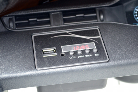 Masinuta electrica cu licenta Range Rover 4x4, 140W 12V, scaun tapitat, alb [10]